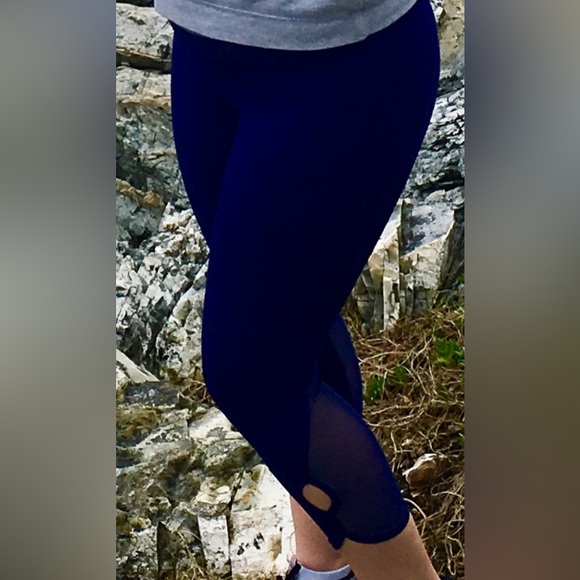 Lululemon navy cropped leggings size 6 - Picture 3 of 4